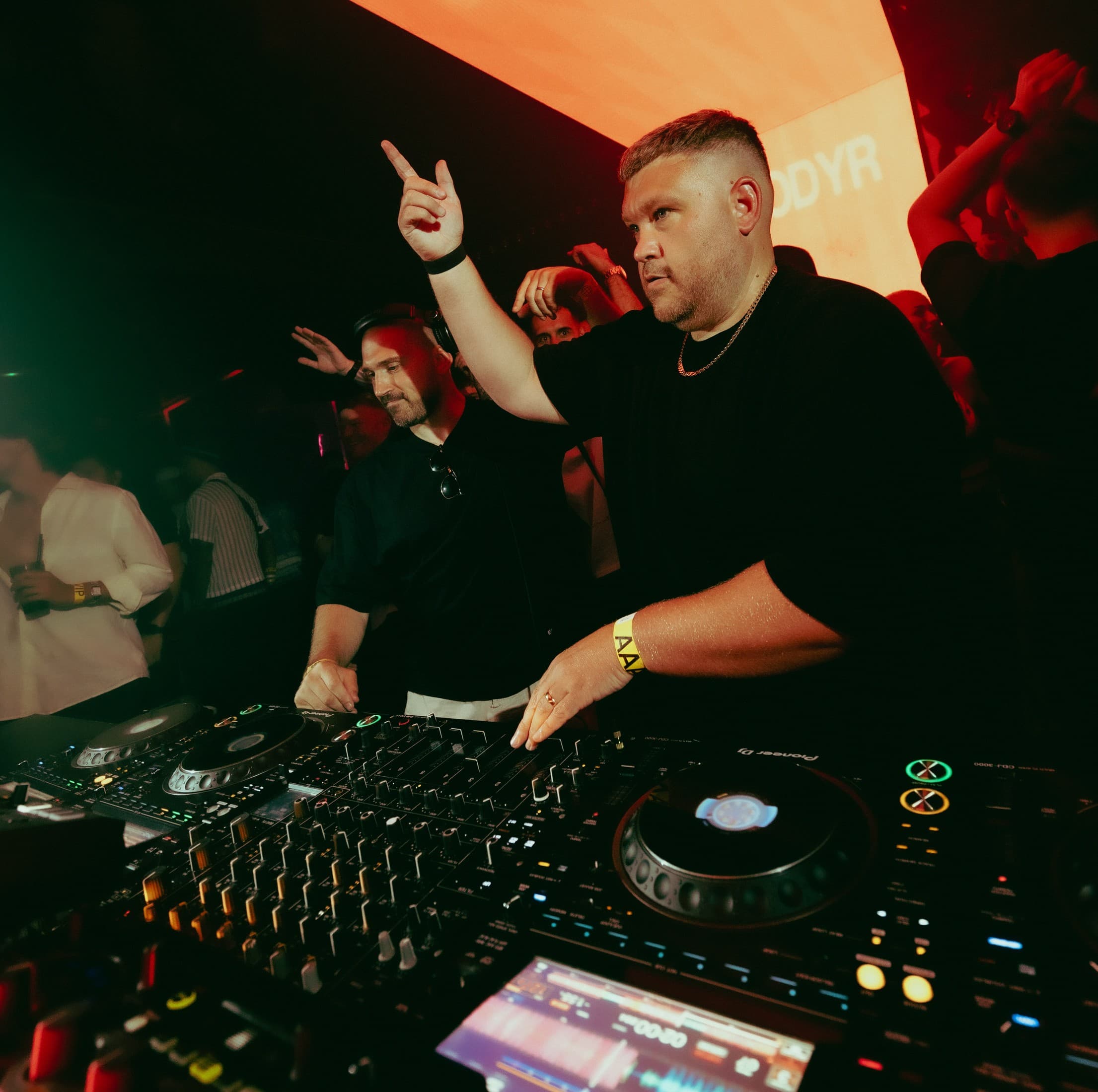BRODYR performing live